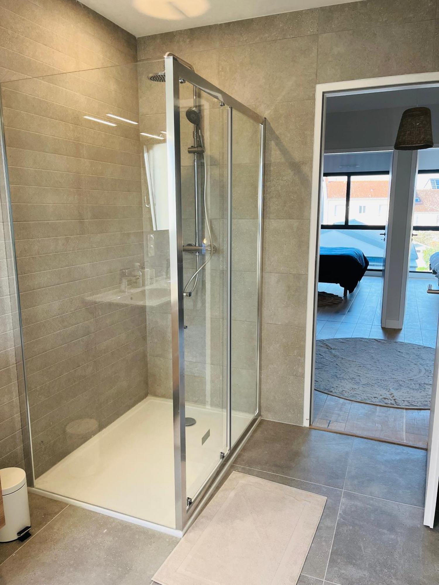 Jolie Maison Neuve Nantes-zola Hébergement de vacances *